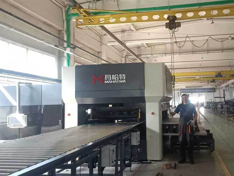 Hydraulic leveling machine